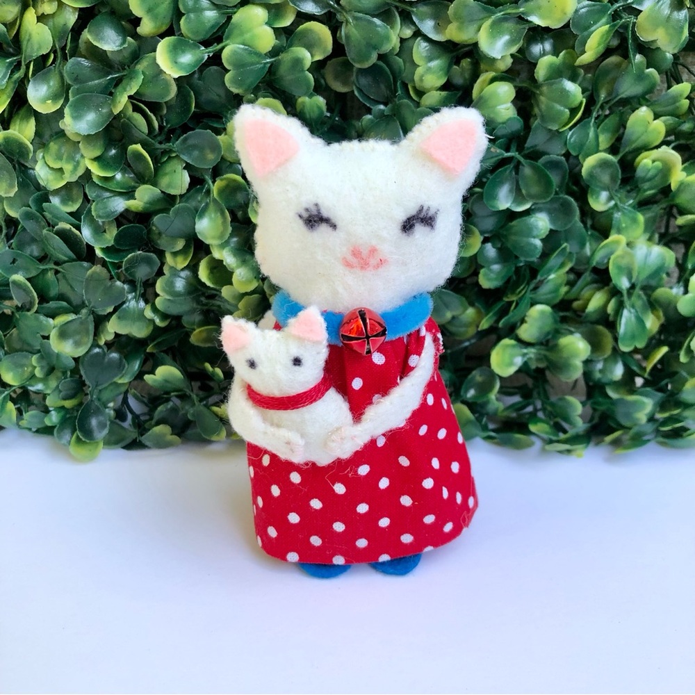 Felt Cat art doll with kitten Red Polka Dot Dress hand-sewn Mom Baby - Picture 8 of 9